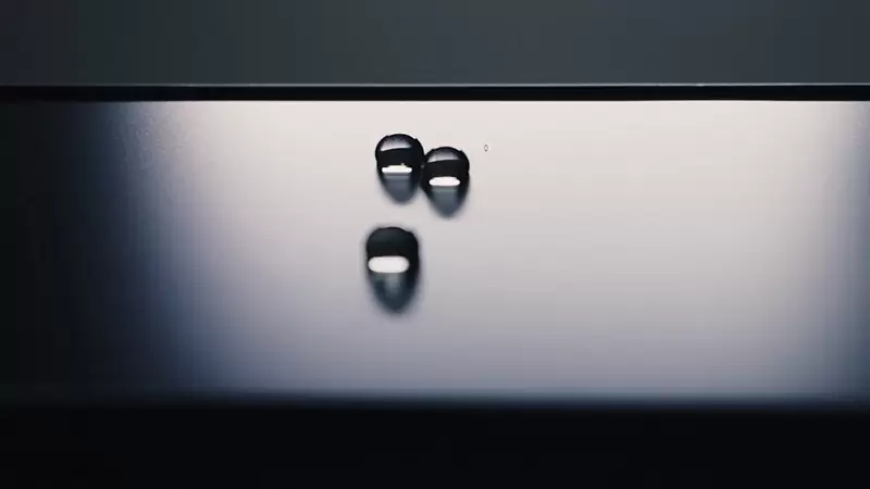Kalıcı netliğe sahip cam benzeri p&uuml;r&uuml;zs&uuml;zl&uuml;k